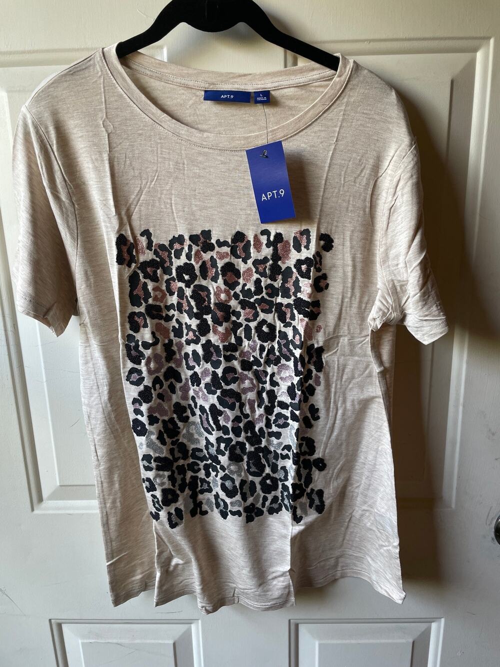 Women’s Apt. 9 Crew T-shirt Metallics/ Beaded Animal Print size L 101 BR SHIRK H